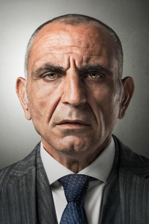 Gürkan Uygun as Mahmud Paşa